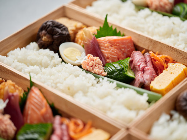 ごはんと鮭、卵、野菜などを詰めた彩り豊かなお弁当