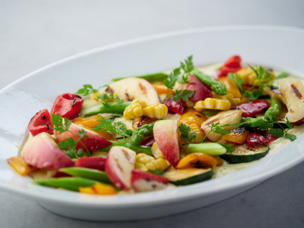 夏野菜と果物を彩りよく盛り付けた一皿