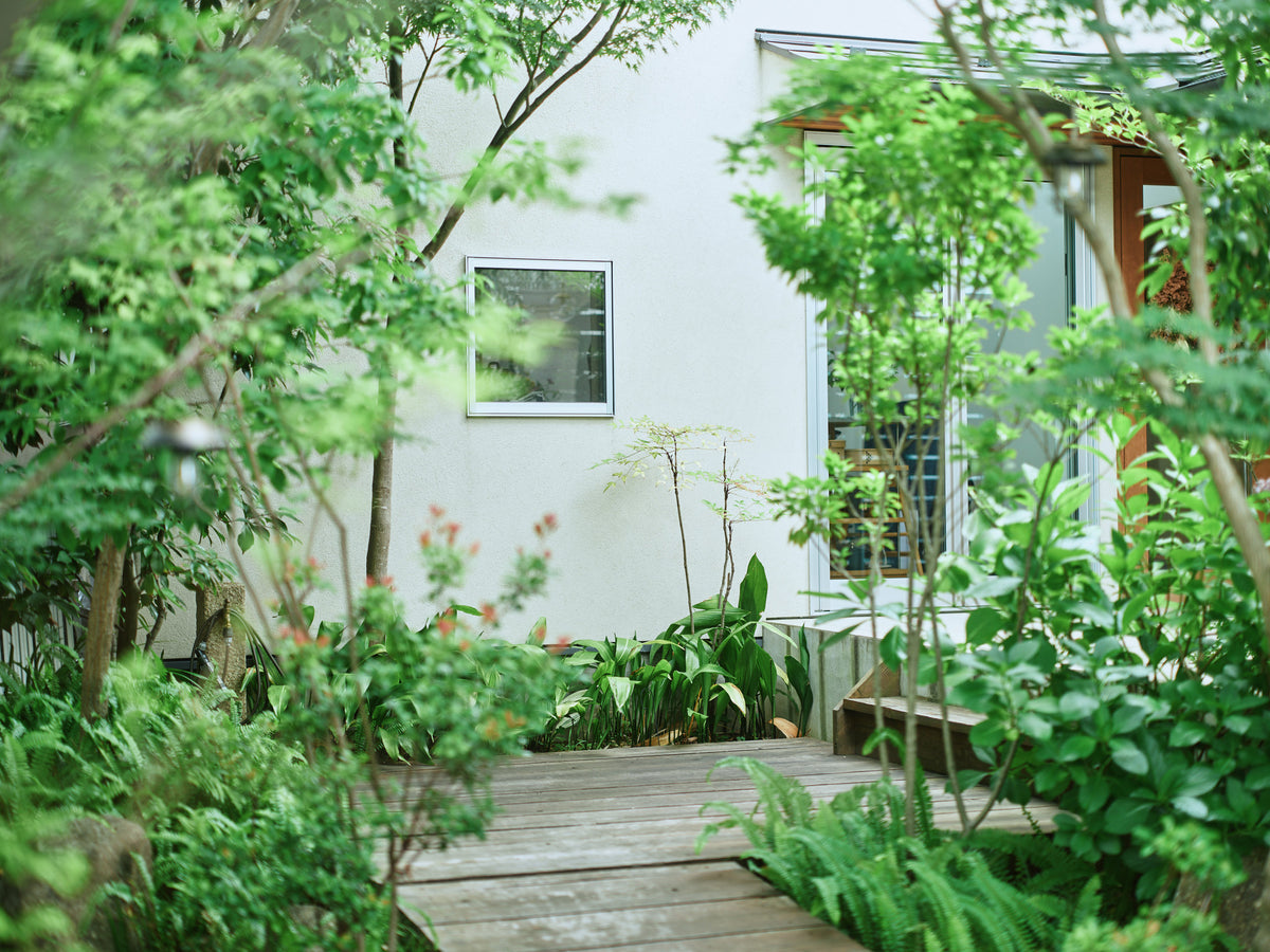 木々と草花に囲まれたアイノテの庭とウッドデッキ