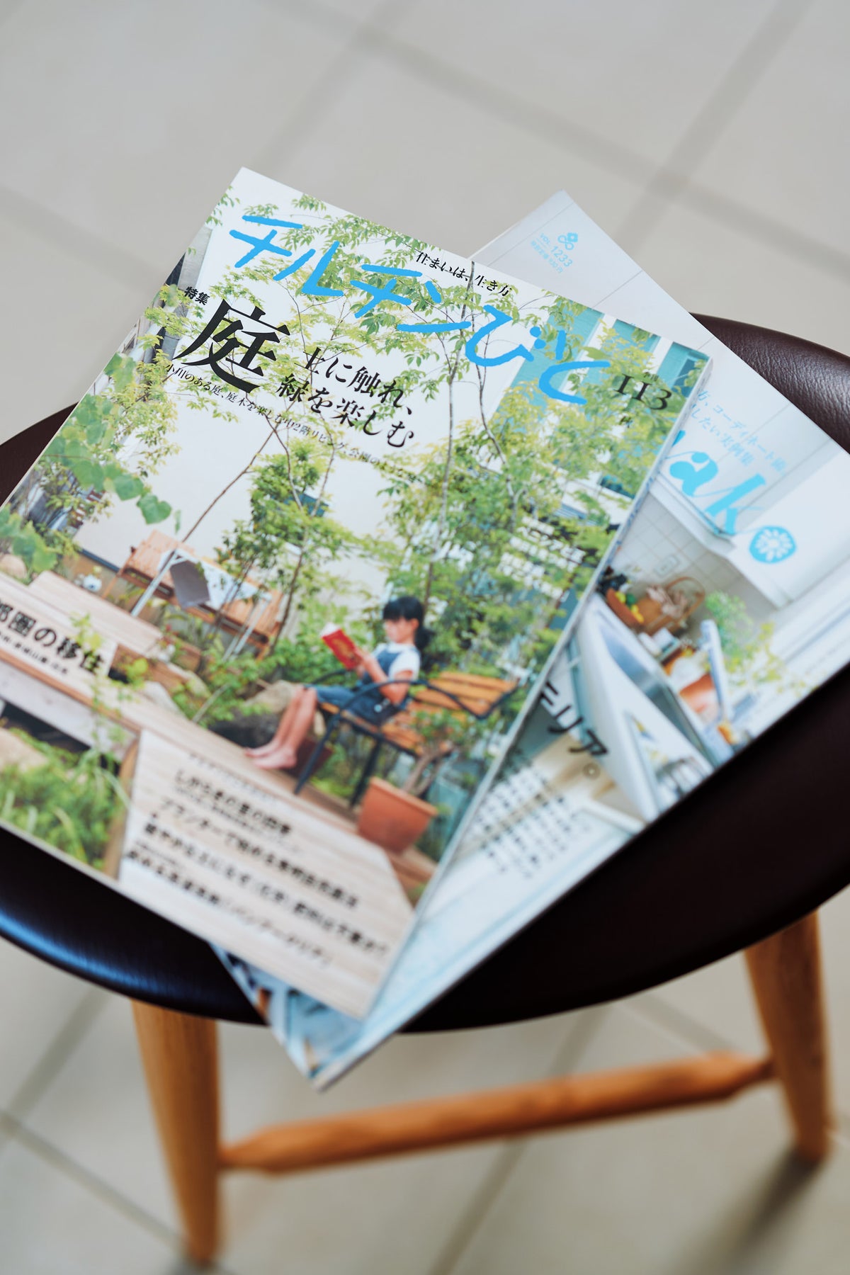 椅子の上に置かれたインテリアと暮らしの雑誌